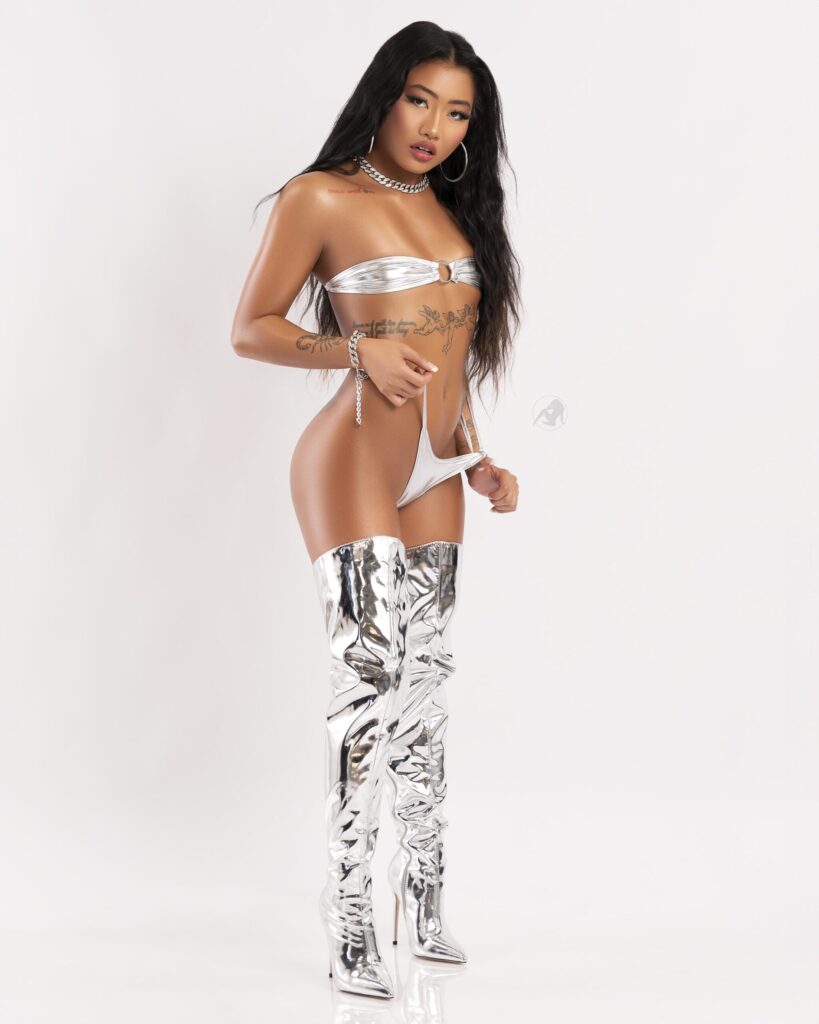 Editorial model portrait by glamour photographer Daring Leaderman (@ishootdopepics), 360ism Studios, Richmond VA