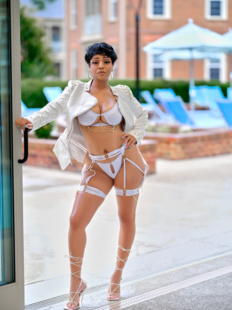Studio glamour shot by glamour photographer Daring Leaderman (@ishootdopepics), 360ism Studios, Richmond VA